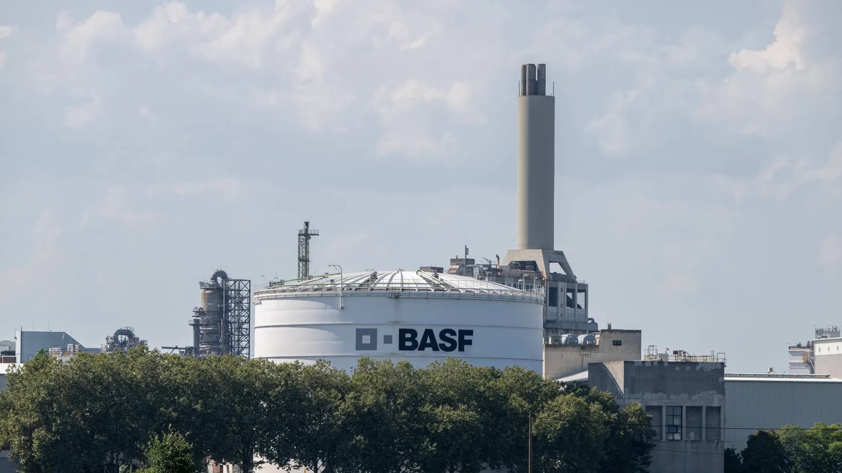 De BASF-site met opslagtank en schoorsteen